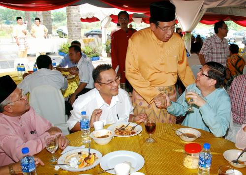 DATUK SERI MAHDZIR KHALID