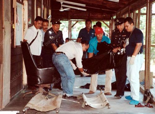 ANGGOTA POLIS SEDANG MENGANGKAT MAYAT UNTUK DI BAWA KE HOSPITAL