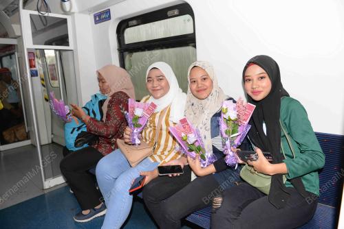 MERAIKAN GOLONGAN WANITA