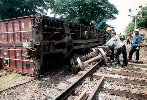 KERETAPI BAWA BARANG TERBALIK