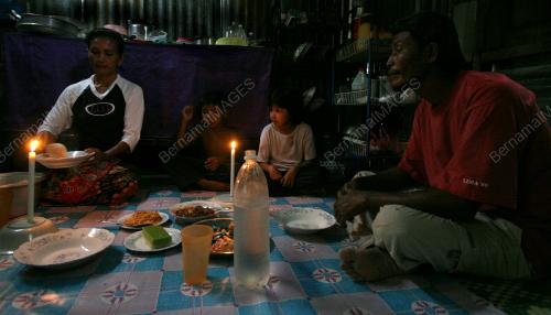 MENANTI BERBUKA PUASA