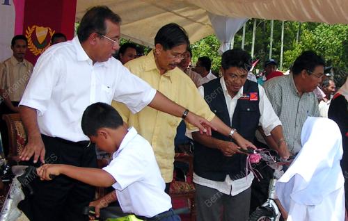 MAHDZIR KHALID