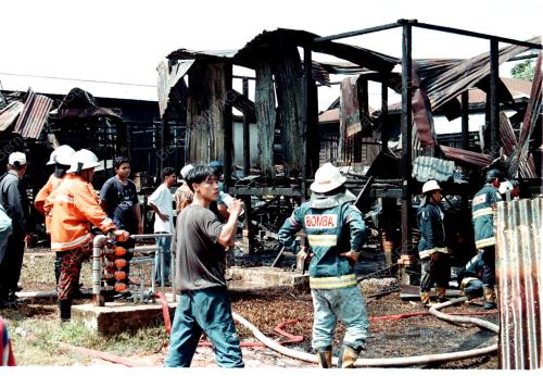 TIGA BUAH RUMAH HANGUS TERBAKAR