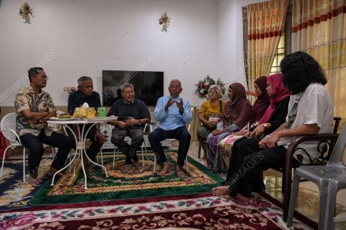 DATUK SERI MAHDZIR KHALID