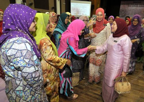KD01_12042016_SEMINAR_WANITA