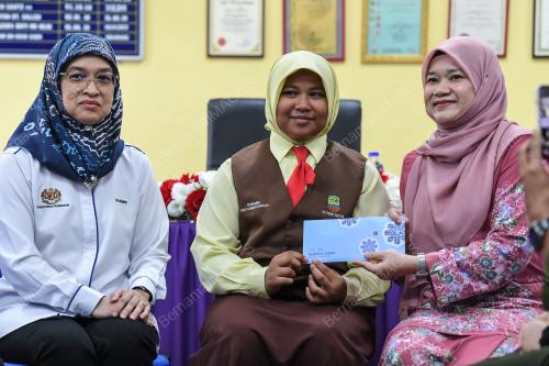 FADHLINA SIDEK