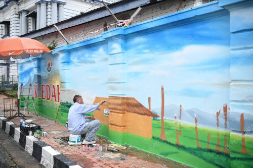 LUKISAN MURAL JELAPANG PADI