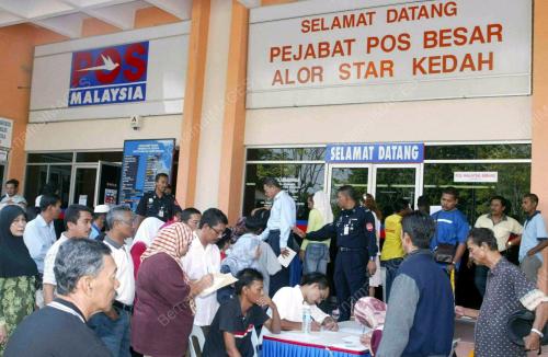 PEJABAT POS DI SERBU