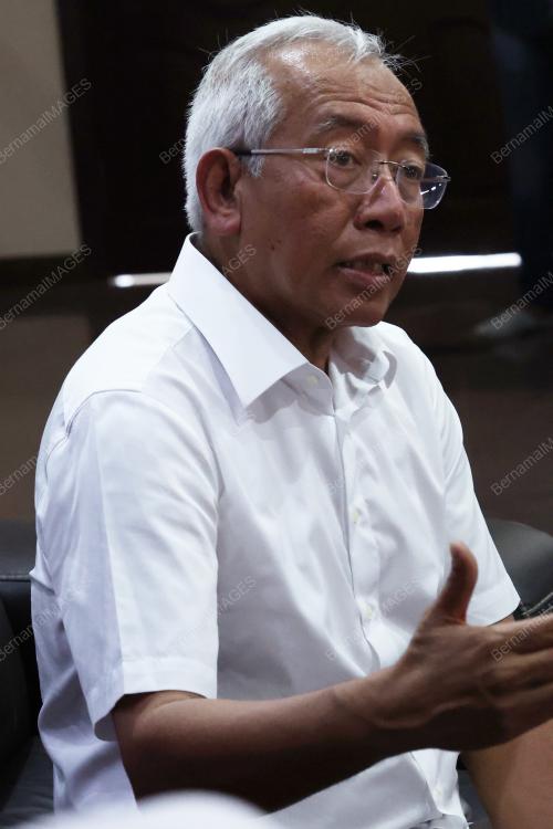 DATUK SERI MAHDZIR KHALID