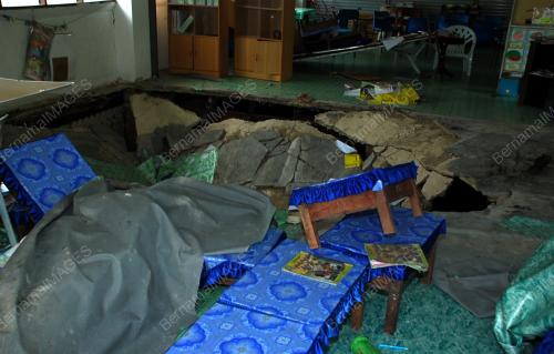LANTAI SEKOLAH RUNTUH