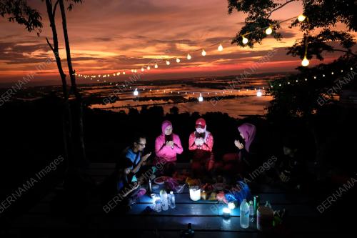PUNCAK GUNUNG KERIANG