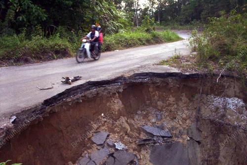 TANAH RUNTUH