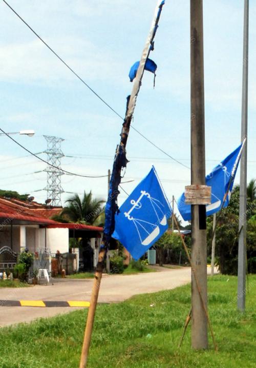 KD01_18032012_BAKAR_BENDERA