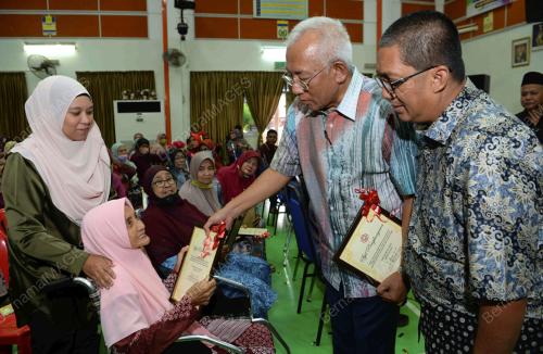DATUK SERI MAHDZIR KHALID