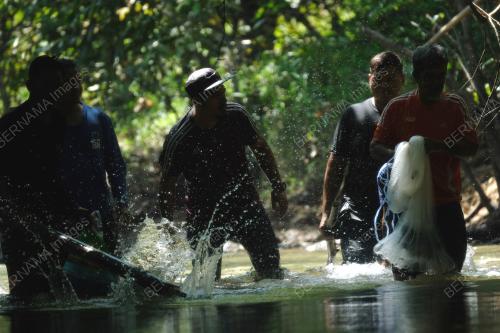 LAK LAY (HAMBAT IKAN DALAM SUNGAI)