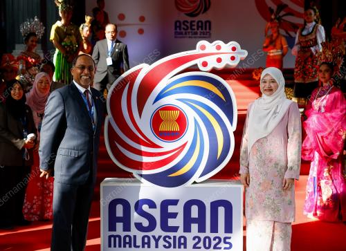 FADHLINA SIDEK