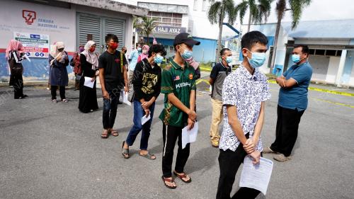 PELAJAR TERIMA VAKSIN