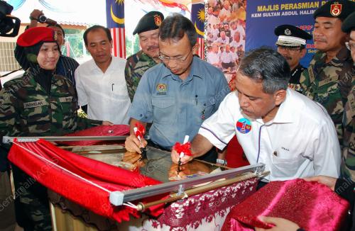 DATUK SERI DR ISMAIL AHMAD