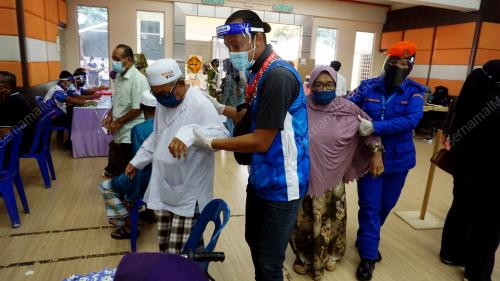 SUNTIKAN VAKSIN WARGA EMAS