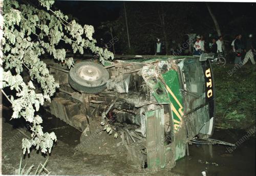 SEBUAH BUS UTC TERJUNAM DAKLAM TERUSAN