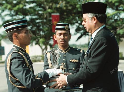 NAJIB SAMPAI PIALA TERBAIK KESELURUHAN
