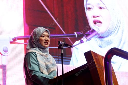FADHLINA SIDEK