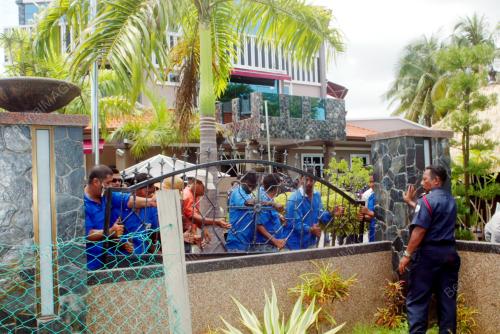 ROBOH PAGAR RUMAH