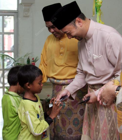 MUKHRIZ TUN MAHATHIR