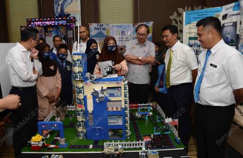 DATUK DR MAH HANG SOON