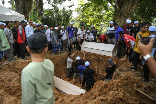 DUA BERANAK HANYUT