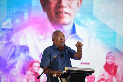 DATUK SERI MAHDZIR KHALID