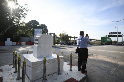 PEMBUKAAN SEMPADAN
