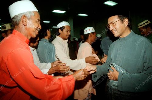 PM BERSALAMAN ORANG RAMAI