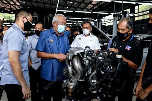 DATUK SERI MAHDZIR KHALID