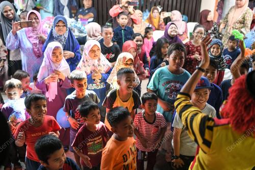 USAHAWAN PENGHIBUR PROFESIONAL