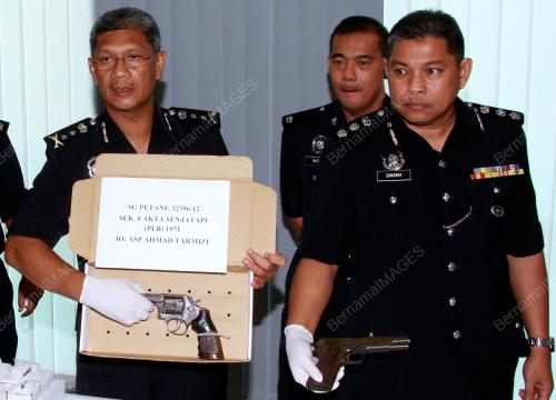 KD02_04112012_POLIS_PISTOL