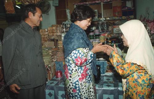 PM DAN ISTERI BELI KUEH RAYA
