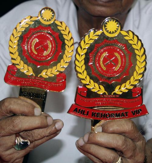 LENCANA PALSU
