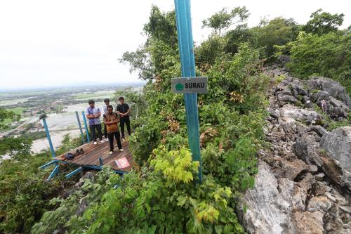 SURAU DI PUNCAK GUNUNG