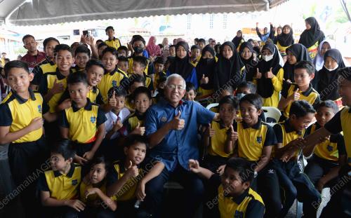 DATUK SERI MAHDZIR KHALID