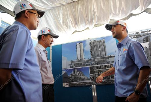 KD02_08022015_MUKHRIZ