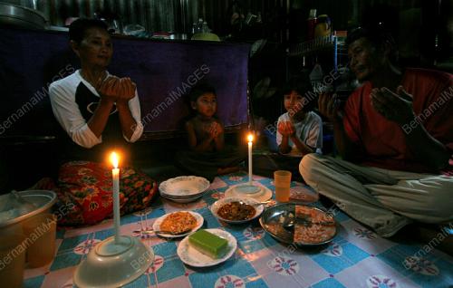 BERBUKA PUASA DALAM CAHAYA LILIN