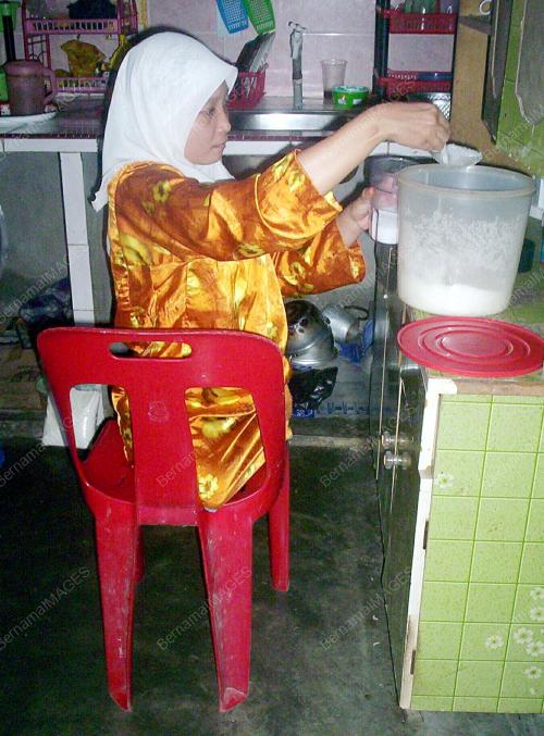 FAUZIAH KHALID