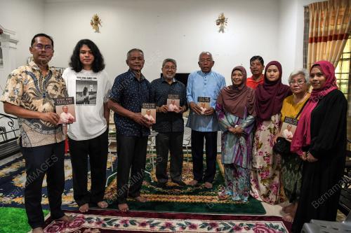 DATUK SERI MAHDZIR KHALID