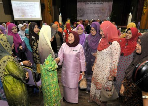 KD02_12042016_SEMINAR_WANITA