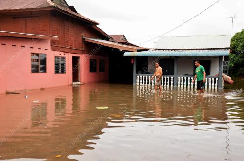 KD02_12062013_BANJIR_KILAT
