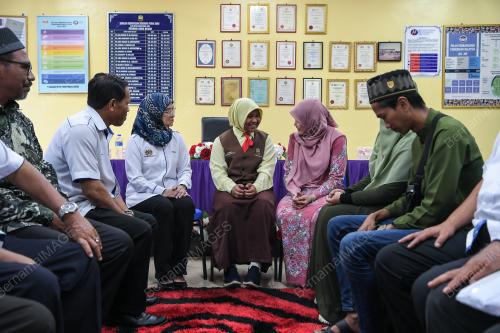 FADHLINA SIDEK