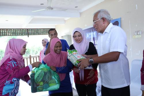 DATUK SERI MAHDZIR KHALID