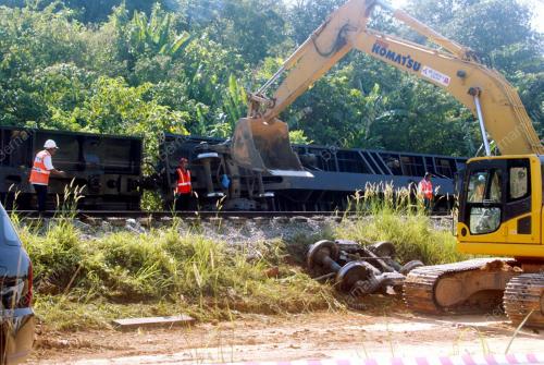 KERETA API TERGELINCIR