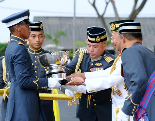 TUANKU ABDUL HALIM MU'ADZAM SHAH